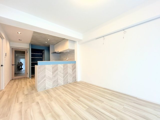 【居間・リビング】 | ローズハイツ新横浜 | ◆広々としたリビング・ダイニングは、シックでモダンな内装。落ち着いた雰囲気に包まれて、伸びやかな空間のなかで、ゆったりと家族団らんのひとときを過ごせます。