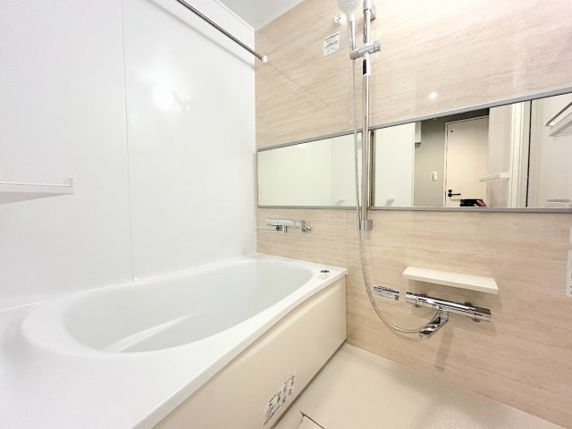 【浴室】 | ローズハイツ新横浜 | ◆モダンデザインの空間が気持ちよさを高めてくれるバスルーム。すっきりとした清潔感の中に都会的なセンスが感じられ、心身をリフレッシュできる寛ぎを深めてくれるスペースです。