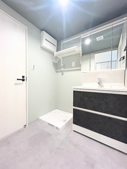 【独立洗面台】 | ローズハイツ新横浜 | ◆ご家族の1日が始まり、1日が終わりを締めくくる洗面空間。洗濯機を配置しても十分なスペースを確保した設計となっております。