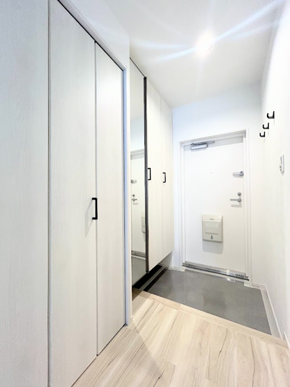 【玄関】 | ローズハイツ新横浜 | ◆光の渦が溢れた明るい玄関ホール。「おかえり」と「ただいま」が交差するお家の顔とも言える場所は爽やかで心地良い空間となっています。すっきり片付いた玄関で来客時にも自信が持てそう。