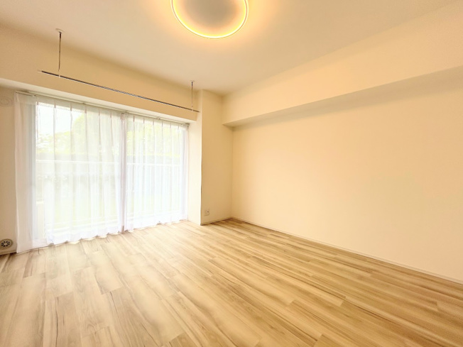 【洋室】 | ローズハイツ新横浜 | ◆柔らかい陽光が差し込む明るいお部屋を演出する設計。彩光の取れる窓が気持ちの良いお部屋を創り上げます。