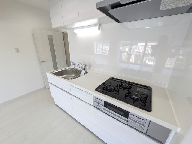 葉山の風を感じましょう！【葉山エコーハイツ】のキッチン|コンパクトなキッチンで掃除もラクラク