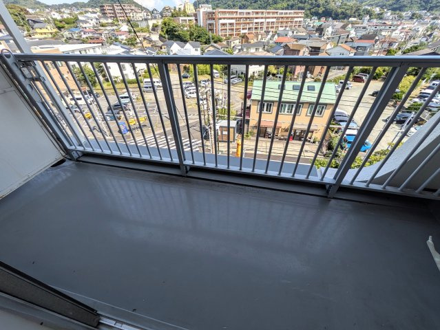 葉山の風を感じましょう！【葉山エコーハイツ】のバルコニー|広々としたバルコニーです