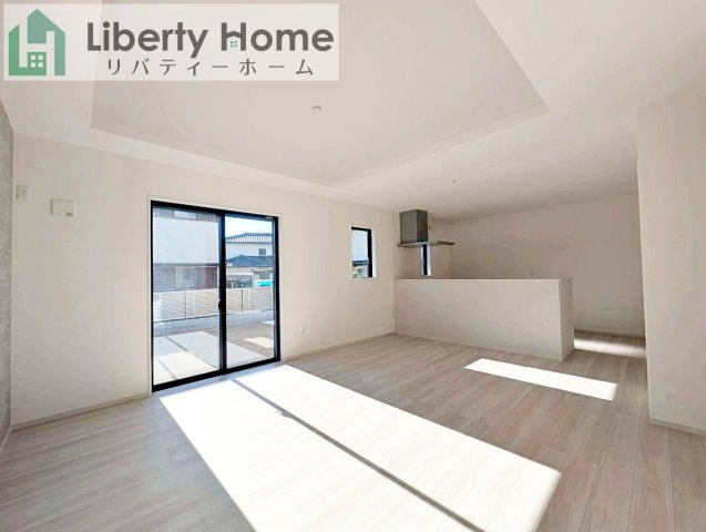 水戸市平須町13期　新築戸建の居間・リビング