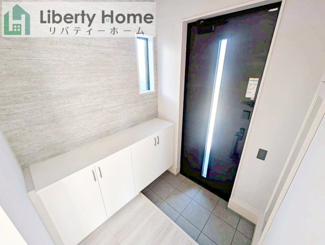 水戸市平須町13期　新築戸建の玄関