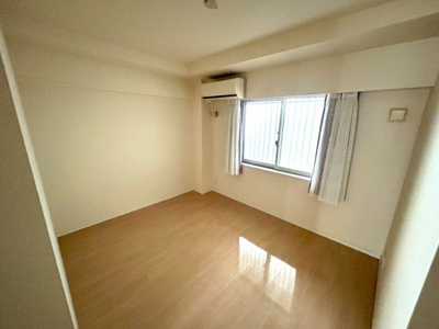 【寝室】 | ミッドオアシスタワーズ橋本 | 寝室でゆっくりと過ごすためにはベッド周りの適度な空間を担保することや窓の位置、照明の明るさ、寝室の広さなどを考える必要があります。自身や家族の構成とライフスタイルに併せて寝室にする部屋を選びましょう！