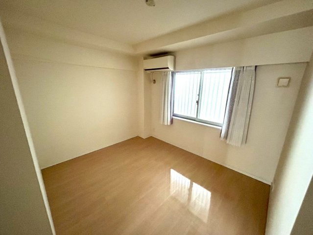 【寝室】 | ミッドオアシスタワーズ橋本 | 寝室でゆっくりと過ごすためにはベッド周りの適度な空間を担保することや窓の位置、照明の明るさ、寝室の広さなどを考える必要があります。自身や家族の構成とライフスタイルに併せて寝室にする部屋を選びましょう！