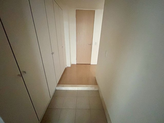 【玄関】 | ミッドオアシスタワーズ橋本 | 玄関は家の顔でもあり、家族以外の目にも止まる場所です。玄関は外との間を仕切る扉、靴などをしまっておく収納スペース、靴脱ぎのたたきスペース、来客とのやり取りをするドアホンなど複数のアイテムからなります。