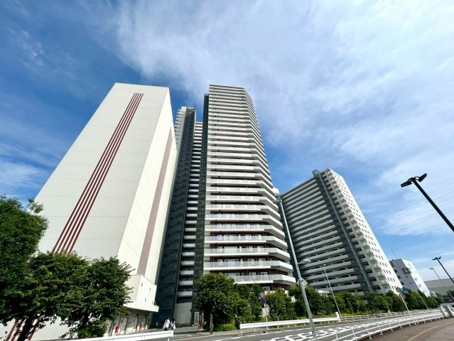 【外観】 | ミッドオアシスタワーズ橋本 | 外観はマンション管理がされているかの目安になります。築年数が古いと、壁面は劣化してひび割れが生じることも！建物が古びていても細かいところが修繕されていると、きちんと管理されているなぁと感じるでしょう。