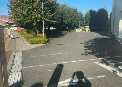 【駐車場】 | ミッドオアシスタワーズ橋本 | 車一台あたりに必要なスペースは、標準サイズの普通自動車で横幅2m50cm、長さ5mは必要になります。ただし、乗降のことも考慮して横幅3m30cm、長さ5m50cmほどは確保できるところを選びましょう。