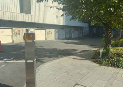 【駐車場】 | ミッドオアシスタワーズ橋本 | 駐車場と明記されていても、最小スペースでつくられた駐車場だと大型車は駐車できなかったり、出入りしにくくなったりする可能性があります。お車のサイズと購入したい物件の駐車場のサイズを現地で確認しましょう。