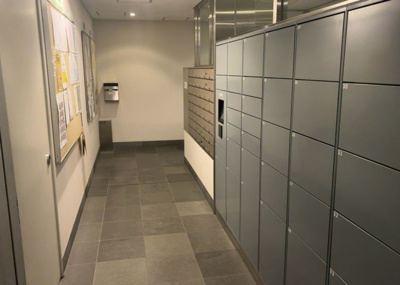 【設備】 | ミッドオアシスタワーズ橋本 | エントランス付近に設置されている集合ポストは、住んでいる部屋と離れているため、ポストをあさるなど誰かに何かされていても被害に気づきにくいです。入居する時には他人に特定されにくい番号で鍵をかけましょう！