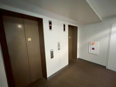 【その他共用部分】 | ミッドオアシスタワーズ橋本 | 共有部分は、住民なら誰もが使える設備のこと。例えば駐車場やエレベーター、インターネット設備、セキュリティ設備などがあります。他にも、マンションの廊下・外部階段やエントランス・ゴミ置き場などがあります。