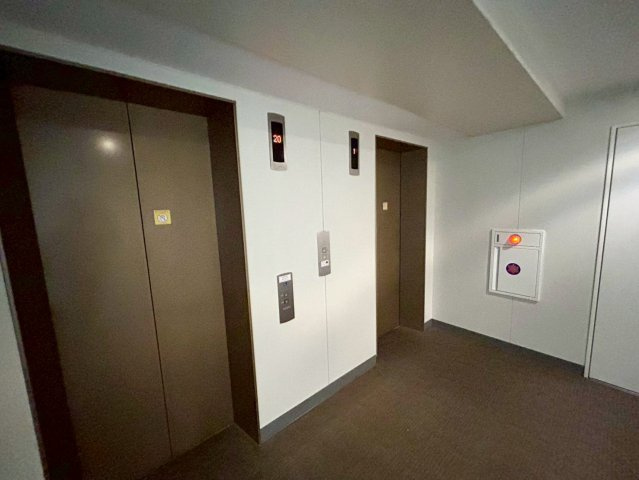 【その他共用部分】 | ミッドオアシスタワーズ橋本 | 共有部分は、住民なら誰もが使える設備のこと。例えば駐車場やエレベーター、インターネット設備、セキュリティ設備などがあります。他にも、マンションの廊下・外部階段やエントランス・ゴミ置き場などがあります。