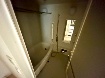 【浴室】 | ミッドオアシスタワーズ橋本 | 入浴時の快適さも大事なことですが、綺麗な状態を維持できなければ気持ちよく入浴できません。毎日の掃除が楽という点は大事なポイントになります！カビが生えにくく掃除がしやすい、壁や浴槽を選ぶといいでしょう。