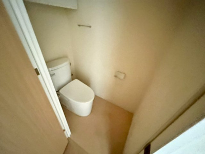 【トイレ】 | ミッドオアシスタワーズ橋本 | トイレは大きさや形、機能、抗菌性などが異なる多種多彩なタイプが各メーカーから出ています。それぞれに良さがあるため、事前にどういったタイプのトイレがいいのかをご家庭内で決めて、内見に行くといいでしょう。