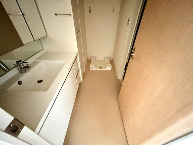 【脱衣所】 | ミッドオアシスタワーズ橋本 | 洗面脱衣所は「体を綺麗に整える場所」という目的と役割を持っています。そして便利で使い勝手のいい「体を綺麗に整える場所」にするためには、配置や動線、照明や収納計画をしっかりと検討しておく必要があります。