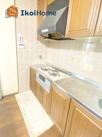 神戸市西区糀台2丁目　中古戸建のキッチン|●年中無休：当日予約可●上下には収納スペースがございますので、調理用品など豊富に収納可能です！