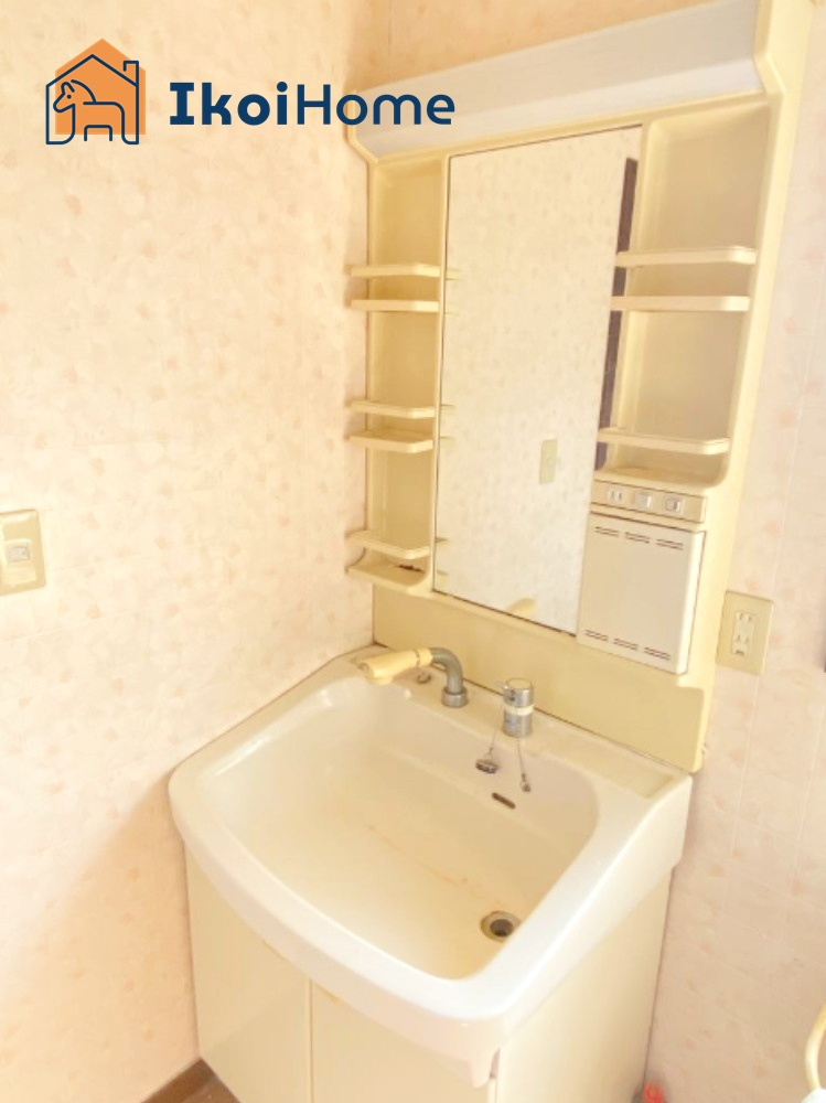 神戸市西区糀台2丁目　中古戸建の洗面所|収納が少ないので、吊戸棚・収納棚・床下収納の追加工事をご依頼頂く事が多いです。