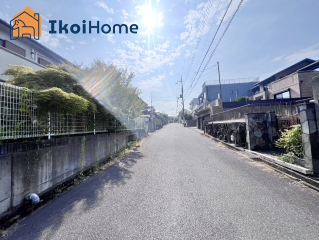 神戸市西区糀台2丁目　中古戸建の前面道路含む現地写真|●年中無休：当日予約可●前面道路は幅員約6.5ｍ、広々していて、交通量も少ないので、安心です。