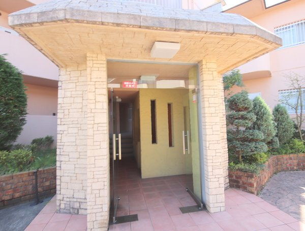 第1サンコウハイツのエントランス