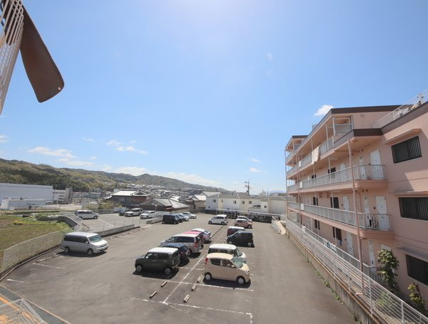 第1サンコウハイツの駐車場