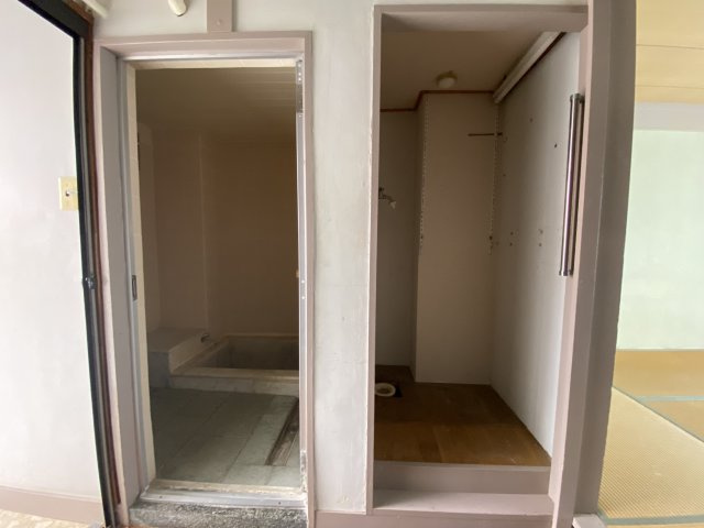 熱海パンシオンの浴室|左側お風呂、右側洗濯置き場