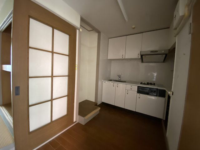 熱海パンシオンのキッチン|キッチン左側、冷蔵庫置き場