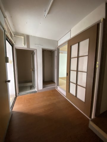 熱海パンシオンのダイニング|左側お風呂、右側洗濯置き場