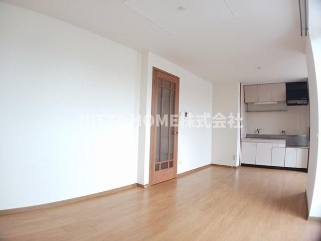 アメニティカスガⅡの居間・リビング|１１．８帖のリビングルームにオープンキッチン付き★