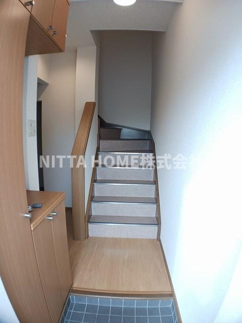 アメニティカスガⅡの玄関|シューズボックスたっぷりの玄関です◎