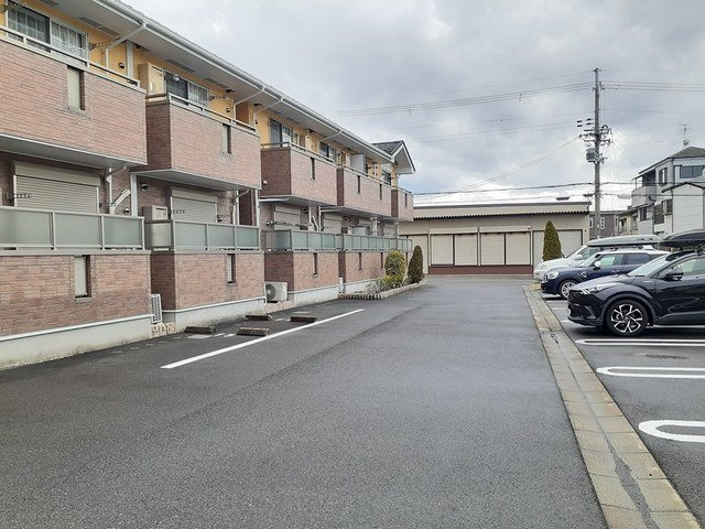 エクセレント　大美野の駐車場