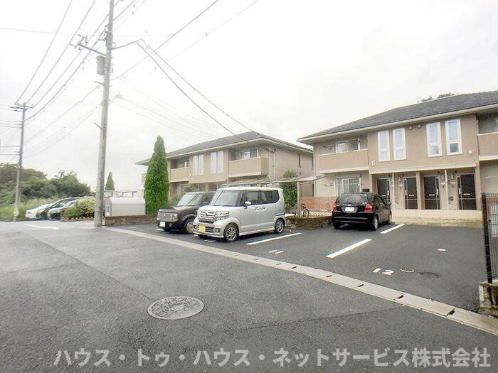 エクセレント三輪野山　Ⅰの駐車場