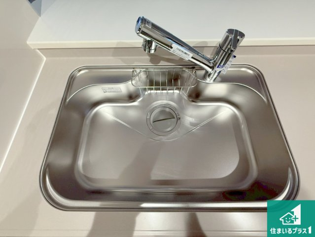 福知山市長田　第7期　新築一戸建ての独立洗面台|清潔感のある洗面台です。フラットな鏡は掃除がしやすく毎日清潔！ホースは引き出して使えるので洗顔やお掃除の際に便利です！