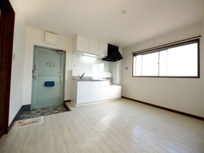 【寝室】 | アテナビル | 窓が多くて明るい居室