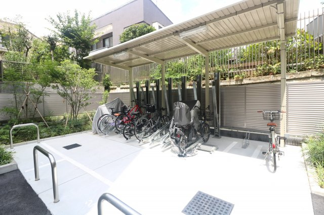自転車置き場は屋根付きです！