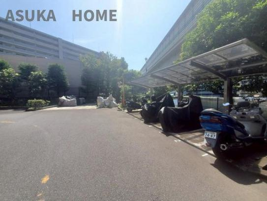 ベイステージ横浜432の駐車場|バイク置き場の様子。空き状況はスタッフまでご連絡ください。