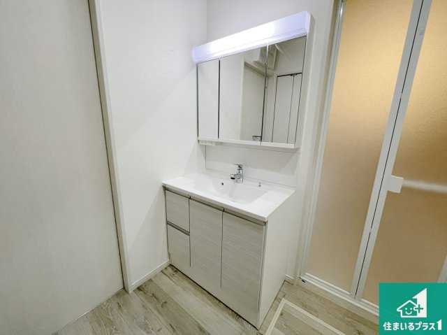 桜井市粟殿　新築一戸建ての独立洗面台|清潔感のある洗面台です。フラットな鏡は掃除がしやすく毎日清潔！鏡裏には収納があるのでスッキリとした洗面台が保てます。