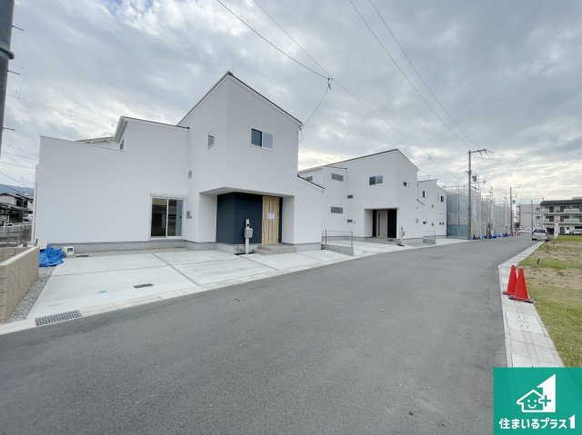 桜井市粟殿　新築一戸建ての前面道路含む現地写真|周辺は閑静な住宅街！前面道路広々で車の出し入れも便利です。駐車が苦手な方でも安心して車庫入れできます！