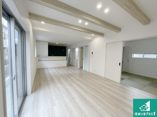 桜井市粟殿　新築一戸建ての居間・リビング|日当たり良好の明るいリビングで朝の目覚めもスッキリできそう！対面キッチンでご家族のコミュニケーションも自然と増える設計！小さなお子様が遊ぶスペースを作っても広々とくつろげるLDK！