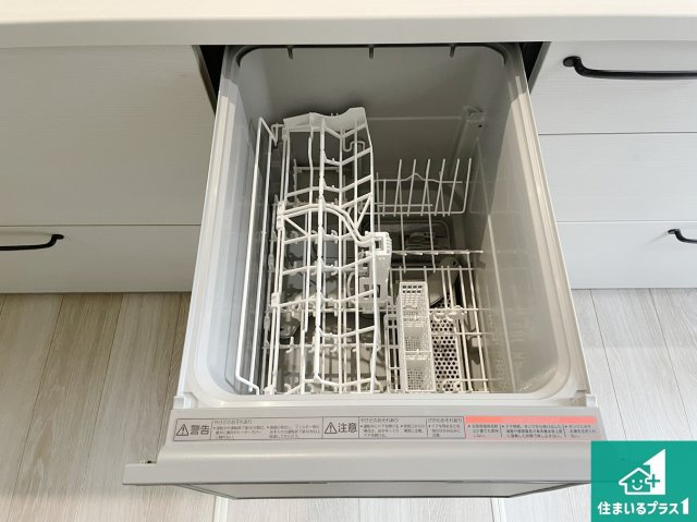 桜井市粟殿　新築一戸建ての設備|食事後の一仕事、食器洗いをボタン一つでお任せできちゃいます！場所を取らないビルトイン式なので、お料理スペースもしっかり確保！