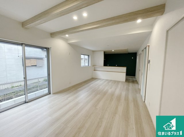 桜井市粟殿　新築一戸建ての居間・リビング|シンプルなリビングは、観葉植物等のインテリアを楽しめますね！パパ好みにも、ママ好みにも家具次第で雰囲気を変えることができます！