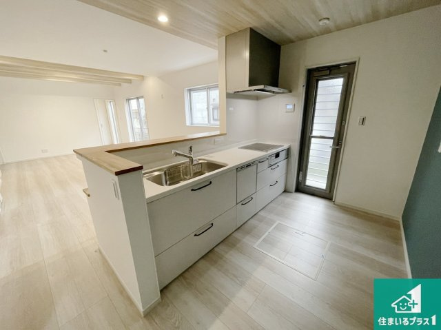 桜井市粟殿　新築一戸建てのキッチン|明るいリビングで朝の目覚めもスッキリできそう！対面キッチンでご家族のコミュニケーションも自然と増える設計！小さなお子様が遊ぶスペースを作っても広々とくつろげるLDK！