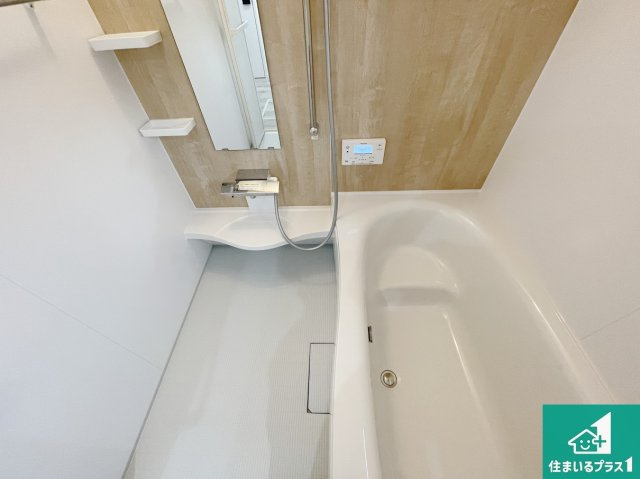 桜井市粟殿　新築一戸建ての浴室|足をゆったり伸ばして寛げる浴槽です。窓が設けられていますので差し込む光が明るく穏やかな雰囲気にしてくれます♪浴室乾燥機も設置しているので、雨の日の洗濯物も安心です♪