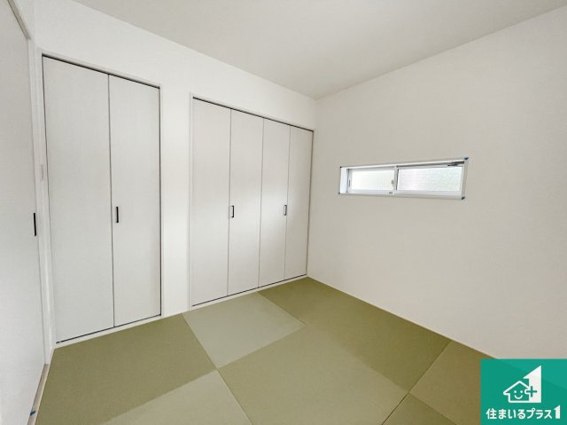 桜井市粟殿　新築一戸建ての和室|一室あると便利な和室は客間としてだけでなく、小さなお子様のプレイルームや食後のくつろぎスペースとしてもご利用いただけます。収納もついていますので大活躍間違いなし！
