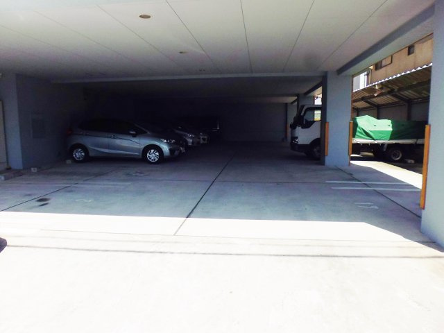 ハイツゴールドの駐車場