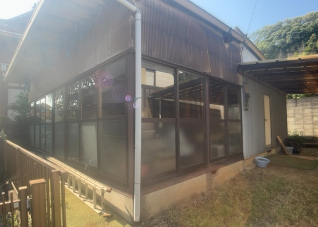 【外観】 | 土地を買う際、住む地域の自治体や福祉の補助制度にも注目してみましょう。子供や老人の医療補助やゴミ出しのルールなど、自治体によってルールに大きな違いがあるため、暮らしやすい土地で判断するとよいでしょう。