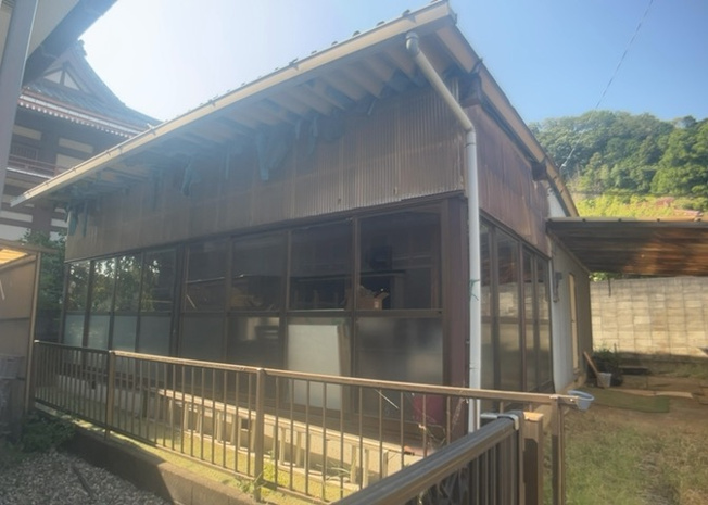 【外観】 | 現地に行くなら、物件の周囲の地形がどうなっているかを見ることも大切です。周辺より低くなっている土地では、大雨などで水が集まりやすいため、地盤が弱くなっているということも考えられるため、注意が必要です。
