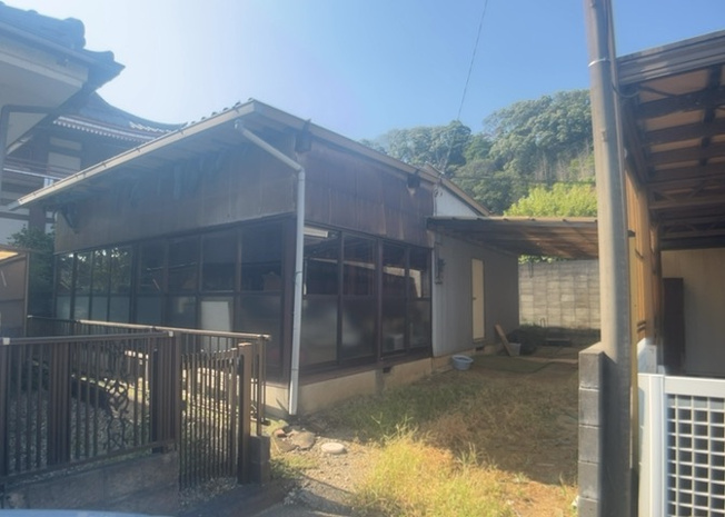 【外観】 | 人が暮らすうえで日光は大切な要素となります。日当たりの良さは譲れないポイントですね。併せて近くに大きな建築物の建築予定がないか、あるいはそれが可能な土地が近くにないか事前に確認することもお勧めします。