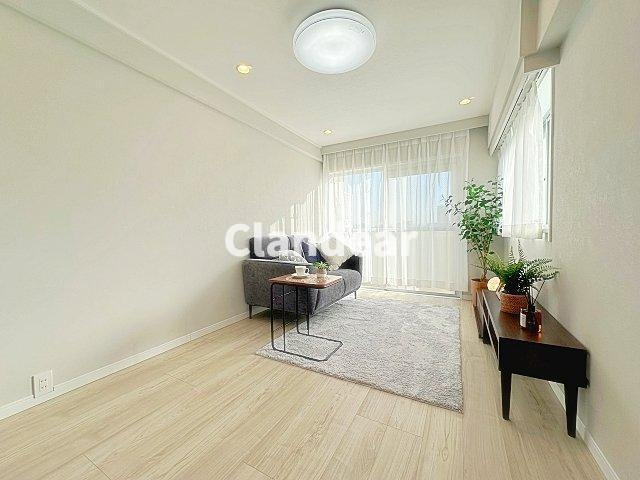 グリーンパーク第18綾瀬の居間・リビング|ドキドキの新生活も、安心してスタート。ぴったりの住まいを見つけませんか？クランディアが一緒に住まい選びをサポートします‼　まずは、お気軽にお問合せください　＃クランディア